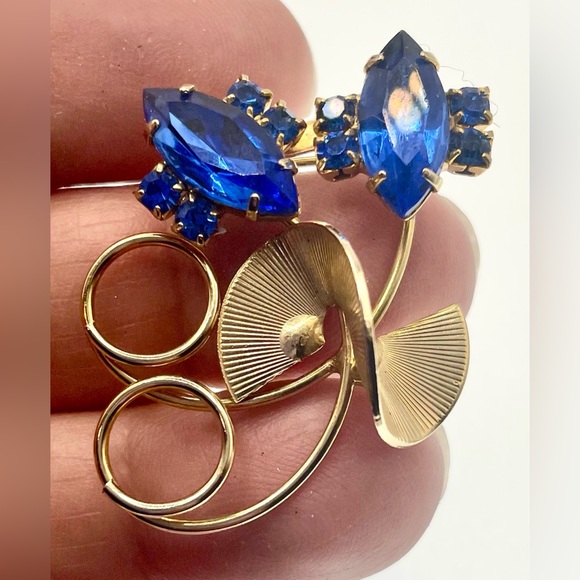 Vintage Gold Tone Cobalt Blue Prong Set Faceted Rhinestone Crystal Brooch MCM